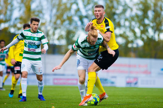 Västerås Calle Svensson och Mjällbys Erik Pärsson