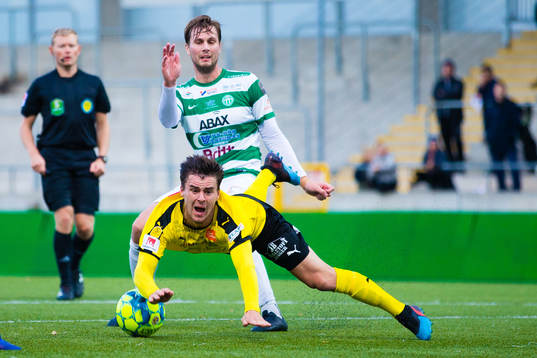 Mjällbys Jesper Gustavsson i kamp om bollen med Västerås