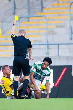 Västerås Brian Span får ett gult kort av domare Fredrik