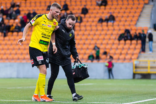 Mjällbys Erik Pärsson får hjälp av plan