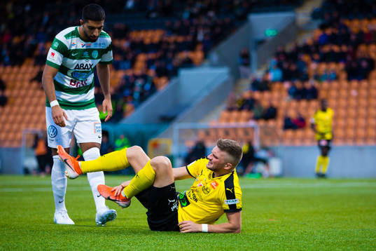 Mjällbys Erik Pärsson med en skada framför Västerås