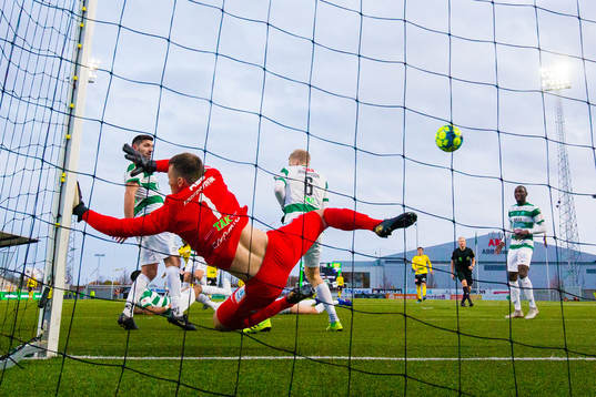 Mjällbys Bubacarr Jobe gör 1-1 bakom Västerås målvakt