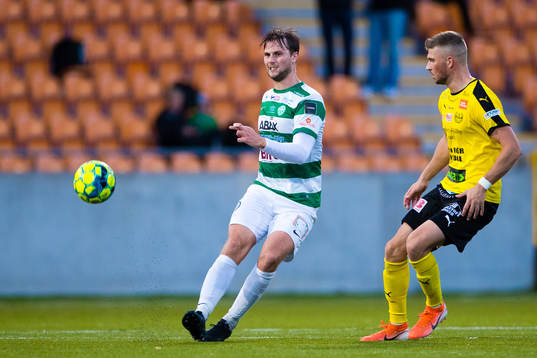 Västerås Jonas Hellgren och Mjällbys Erik Pärssonunder