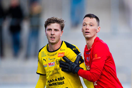 Mjällbys Joel Nilsson och Västerås målvakt Anton