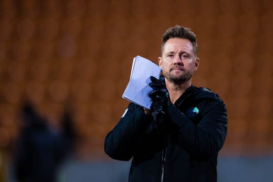 Västerås tränare Peter Markstedt applåderar publiken