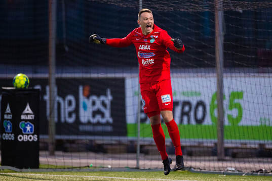 Västerås målvakt Anton Fagerström jublar