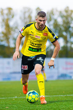 Mjällbys Erik Pärssonu nder fotbollsmatchen i Superettan