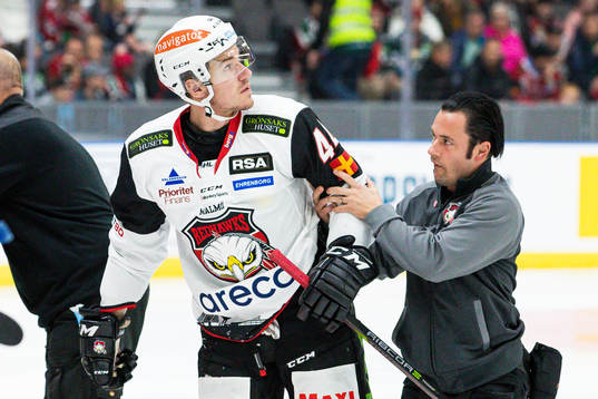 Malmö Redhawks Jesper Jensen Aabo får hjälp av isen