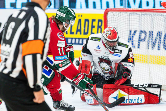 Frölundas Samuel Fagemo med skott mot Malmö Redhawks