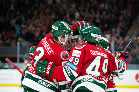 Frölundas Nicklas Lasu jublar med lagkamrater