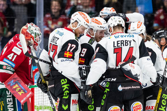 Malmö Redhawks Emil Sylvegård jublar med lagkamrater