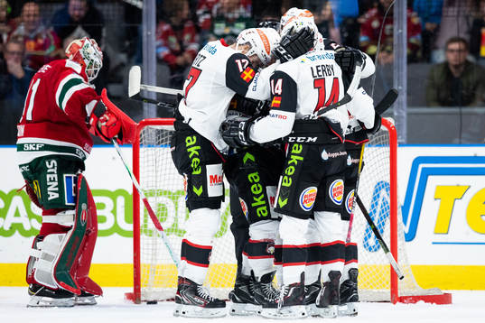 Malmö Redhawks Emil Sylvegård jublar med lagkamrater