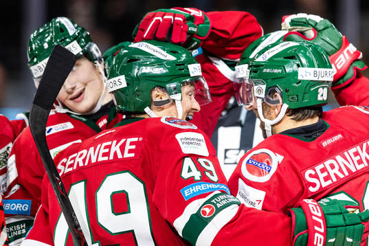 Frölundas Rhett Rakhshani jublar med lagkamrater