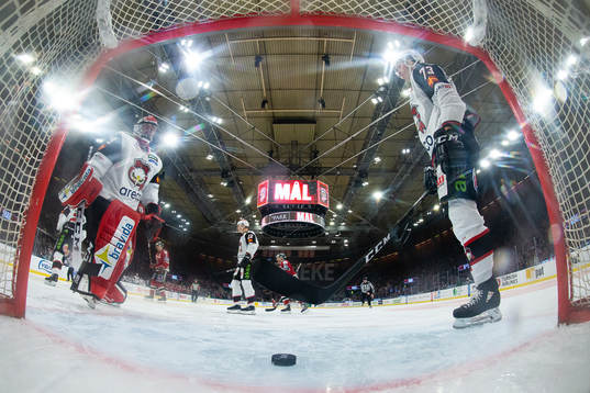 Malmö Redhawks målvakt Oscar Alsenfelt och Adam Ollas