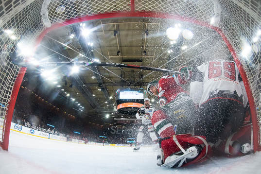 Frölundas Ryan Lasch kolliderar med Malmö Redhawks