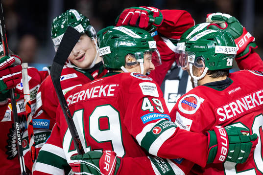 Frölundas Rhett Rakhshani jublar med lagkamrater