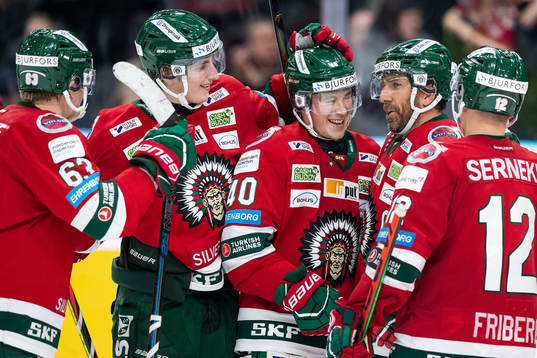 Frölundas Joel Mustonen jublar med lagkamrater
