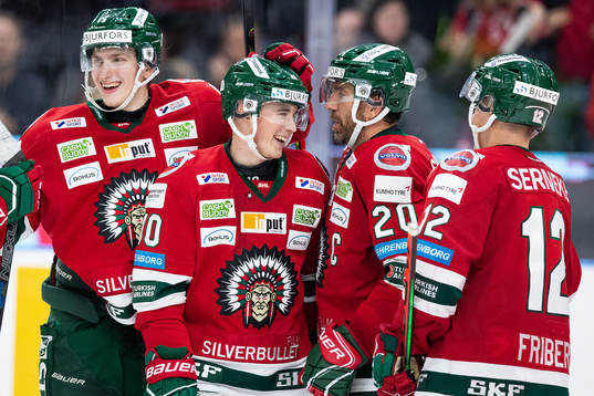 Frölundas Joel Mustonen jublar med lagkamrater