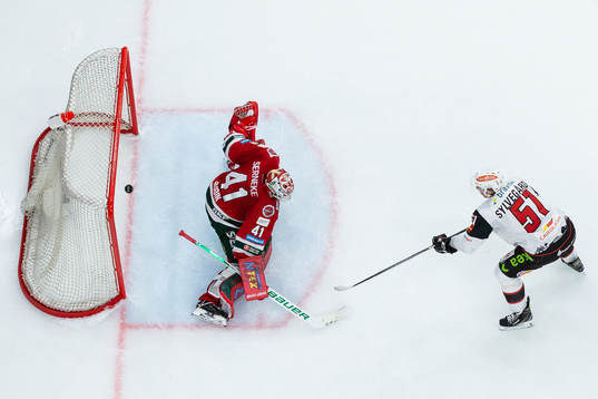 Malmö Redhawks Emil Sylvegård skjuter 1-1 bakom