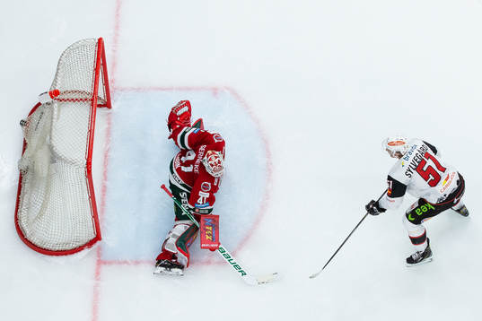 Malmö Redhawks Emil Sylvegård skjuter 1-1 bakom