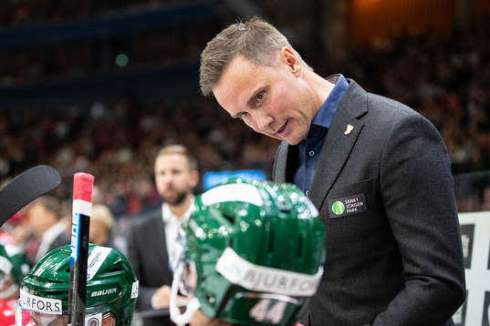 Frölundas tränare Roger Rönnberg pratar med Frölundas