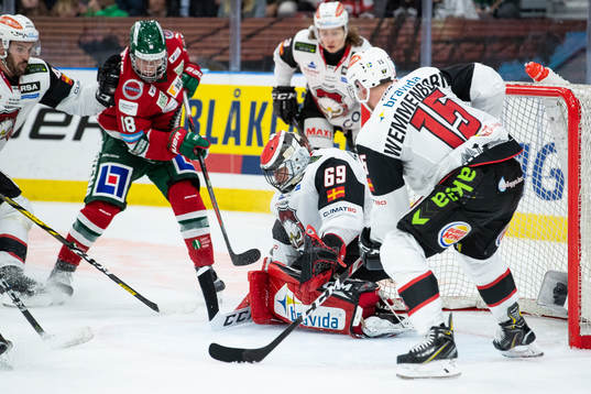 Frölundas Lucas Raymond med en chans som Malmö Redhawks