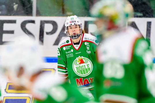 Rögles  Calle Spaberg Olsen innan ishockeymatchen i SHL