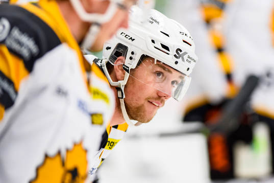 Skellefteås  Filip Berglund  innan ishockeymatchen i SHL