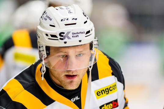 Skellefteås Oscar Möller innan ishockeymatchen i SHL