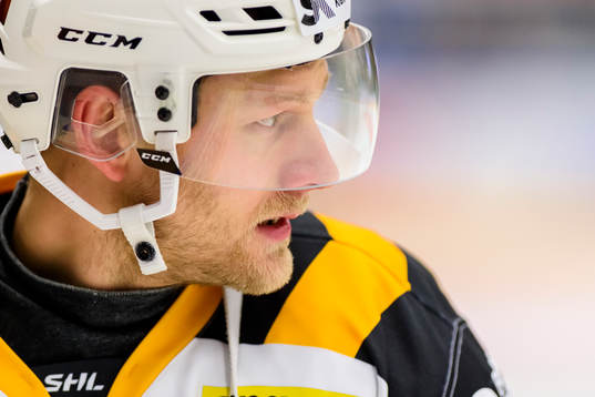 Skellefteås Oscar Möller innan ishockeymatchen i SHL