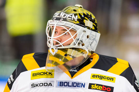 Skellefteås målvakt Gustaf Lindvall innan ishockeymatchen