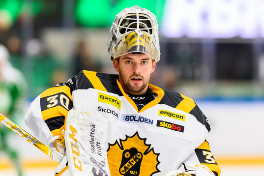 Skellefteås målvakt Gustaf Lindvall innan ishockeymatchen