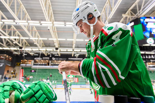 Rögles Kodie Curran innan ishockeymatchen i SHL mellan