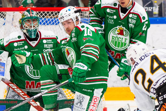 Rögles Nick Sörensen täcker skott från Skellefteås