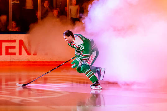 Rögles Simon Ryfors innan ishockeymatchen i SHL mellan