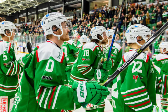 Rögles Nick Sörensen  jublar med lagkamraterna