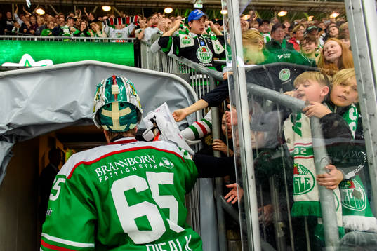 Rögles målvakt Christoffer Rifalk gör high five med