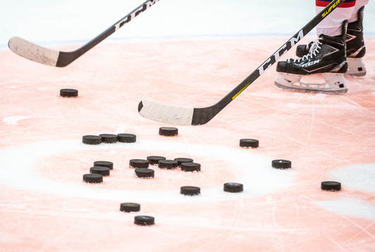 Puckar, klubbor samt skridskor