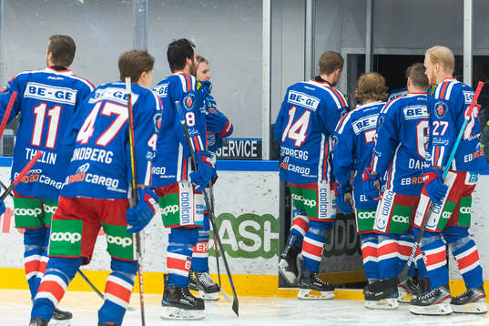 Oskarshamns spelare lämnar isen då brandlarmet gick