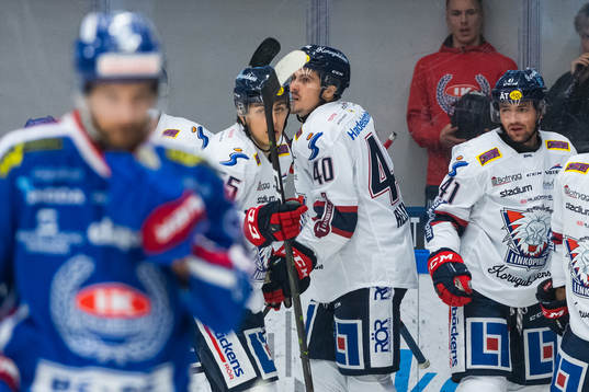 Linköpings Adam Lelewka jublar med lagkamrater