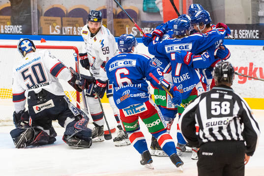 Oskarshamns Nicklas Heinerö jublar med lagkamrater