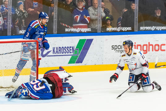 Oskarshamns målvakt Tex Williamsson ligger ner