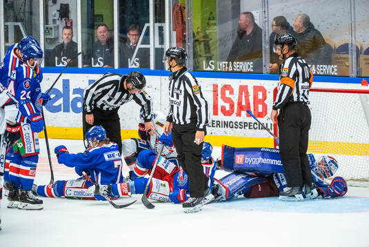 Oskarshamns målvakt Tex Williamsson ligger på ryggen