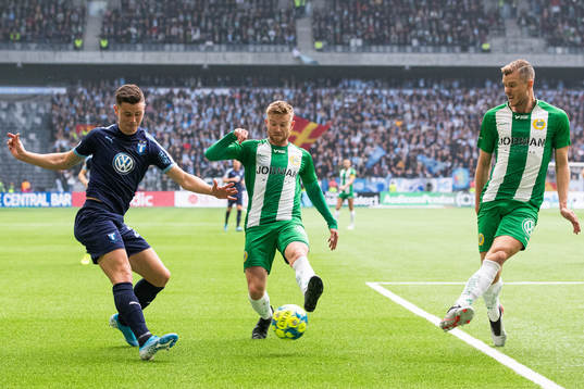Malmö FFs Marcus Antonsson anfaller mot Hammarbys Dennis