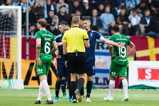 Malmö FFs Markus Rosenberg talar med domare Glenn Nyberg