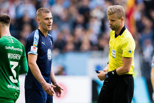 Malmö FFs Felix Beijmo och domare Glenn Nyberg