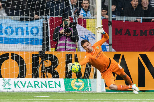 Hammarbys målvakt Davor Blazevic räddar ett skott