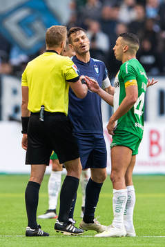 Domare Glenn Nyberg i diskussion med Malmö FFs Markus
