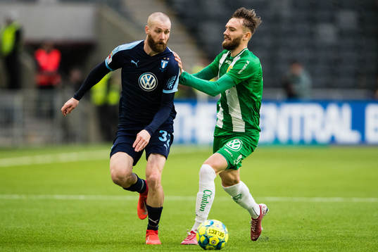 Malmö FFs Jo Inge Berget i kamp om bollen med Hammarbys