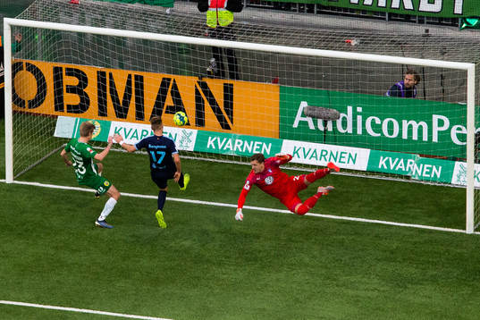 Hammarbys Aron Johannsson och Malmö FFs Rasmus Bengtsson